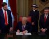 USA: Trump signs first decrees in the Capitol, then distributes pens among those present