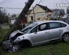 a car hits an electric pole and a fence in Rollot