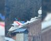 The accident left two dead… The plane hits paragliders before crashing on the roof of a chalet