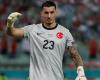 Trabzonspor goalkeeper steps forward to take a penalty… but is dissuaded by his opponents and teammates